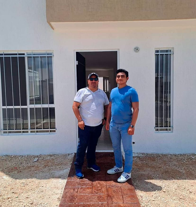 Familias felices al lograr vender su casa